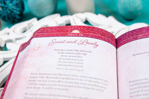 Be Still and Know: Morning & Evening Devotional Imitation Leather